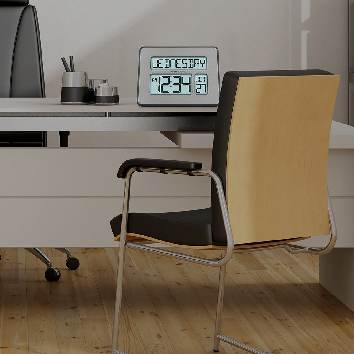 Atoomgestuurde digitale wandklok met witte achtergrondverlichting