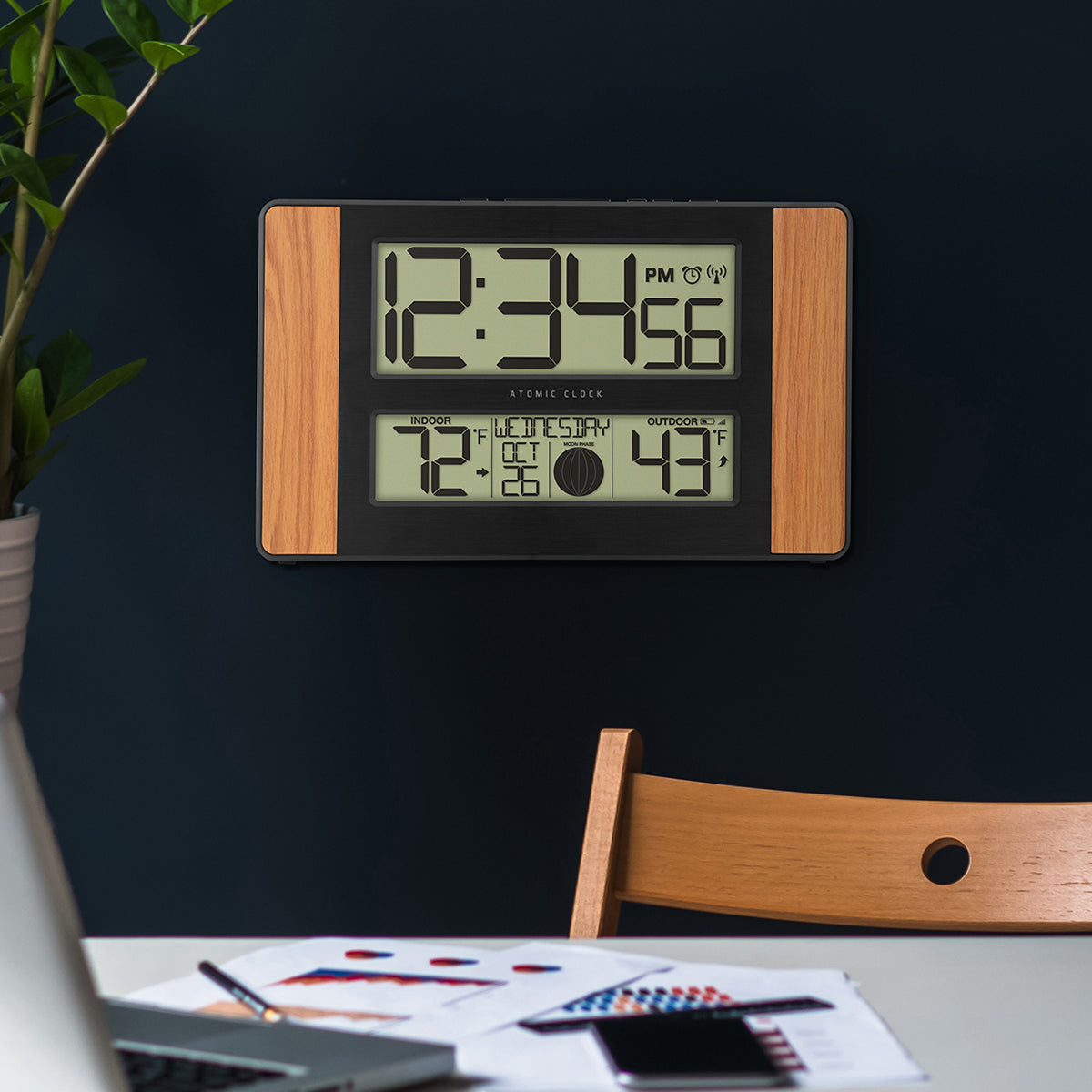 Atoomklok met digitale wandweergave, temperatuur en maanfase