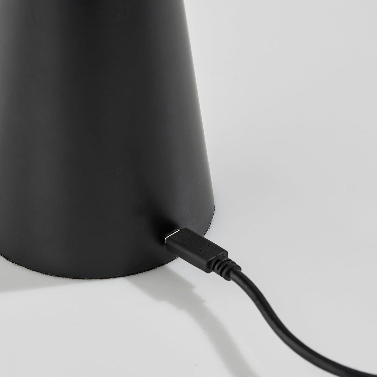 Moderne runde kabellose LED-Tischleuchte für den Innen- und Außenbereich