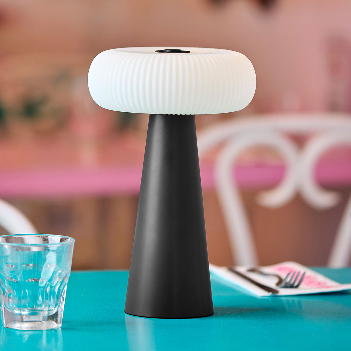 Moderne runde kabellose LED-Tischleuchte für den Innen- und Außenbereich
