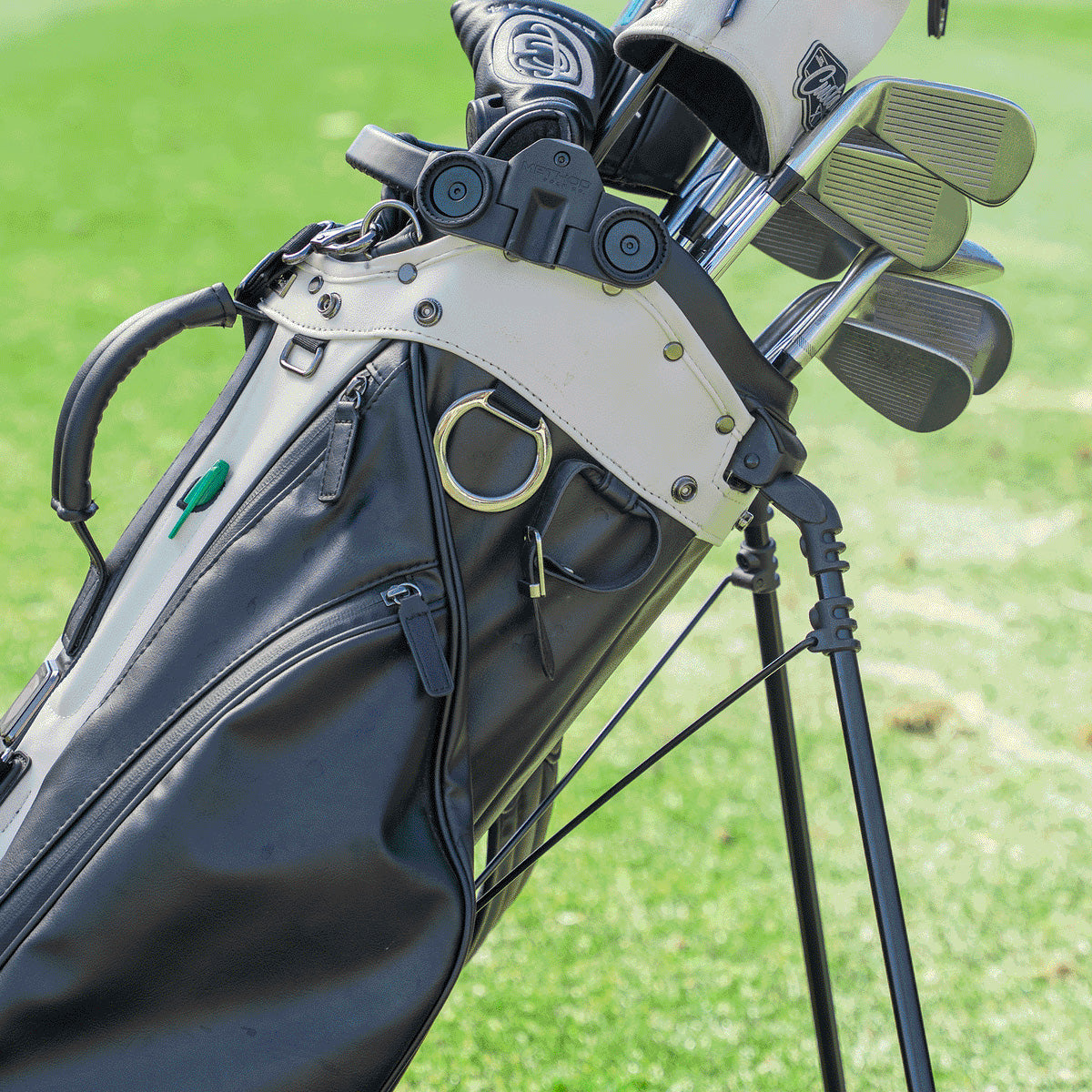 Magnetischer Ausrüstungshalter für Golftaschen