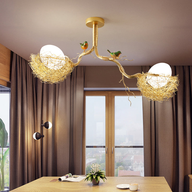 Vogelnesthängeleuchte mit milchweißen Globus-Lampenschirmen | Handgefertigter Art-Déco-Kronleuchter aus Metall für Esszimmer und Kücheninsel