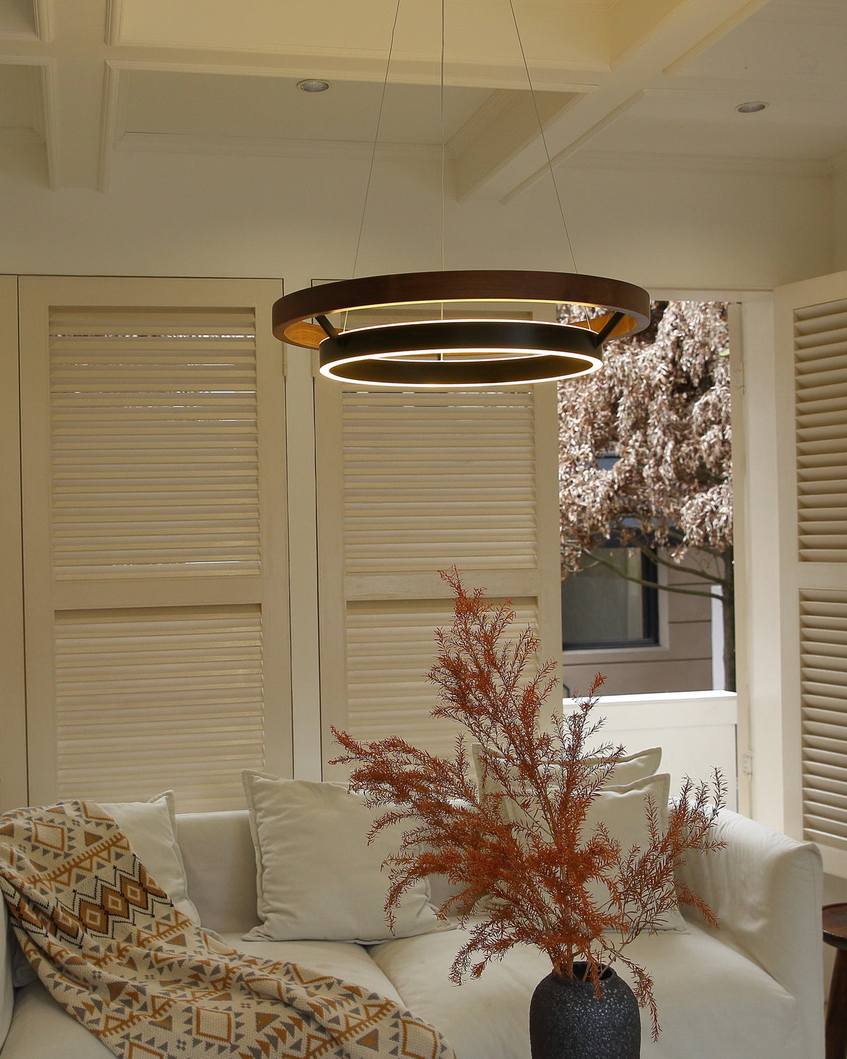 Runder Kronleuchter aus Holz mit LED-Beleuchtung, 60-120 cm höhenverstellbar, Deckenleuchte im Landhausstil für Esszimmer und Kücheninsel | Thomler