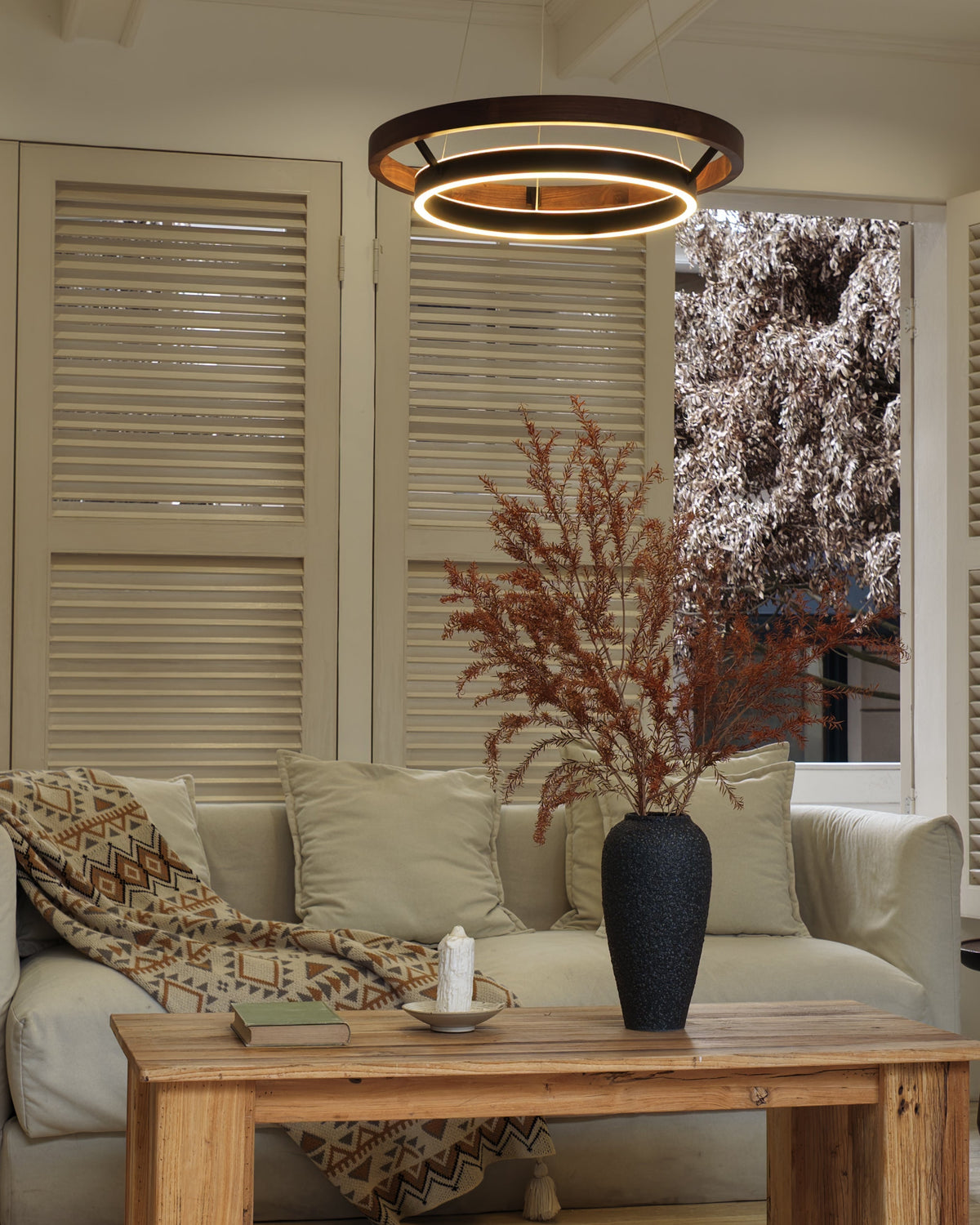 Runder Kronleuchter aus Holz mit LED-Beleuchtung, 60-120 cm höhenverstellbar, Deckenleuchte im Landhausstil für Esszimmer und Kücheninsel | Thomler