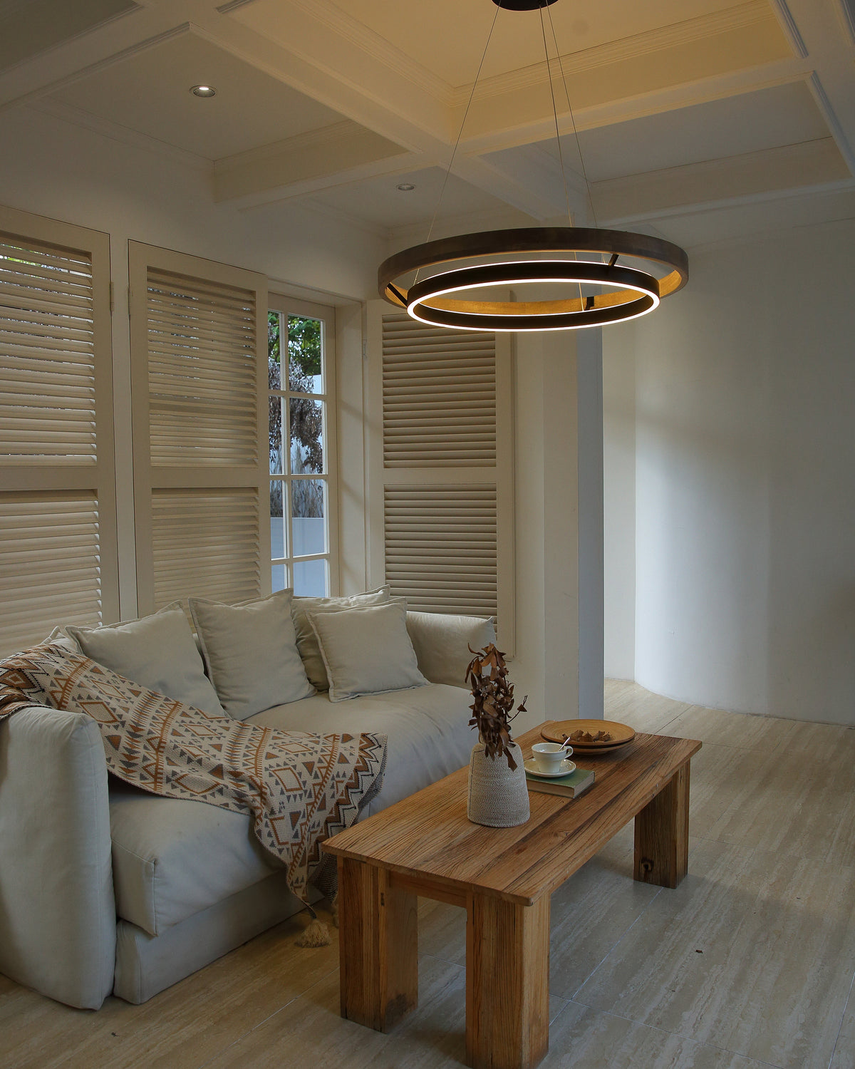 Runder Kronleuchter aus Holz mit LED-Beleuchtung, 60-120 cm höhenverstellbar, Deckenleuchte im Landhausstil für Esszimmer und Kücheninsel | Thomler