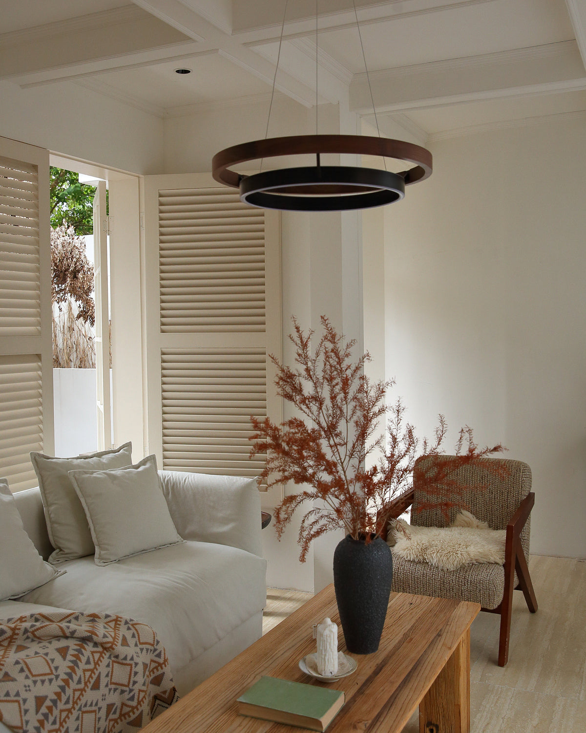Runder Kronleuchter aus Holz mit LED-Beleuchtung, 60-120 cm höhenverstellbar, Deckenleuchte im Landhausstil für Esszimmer und Kücheninsel | Thomler