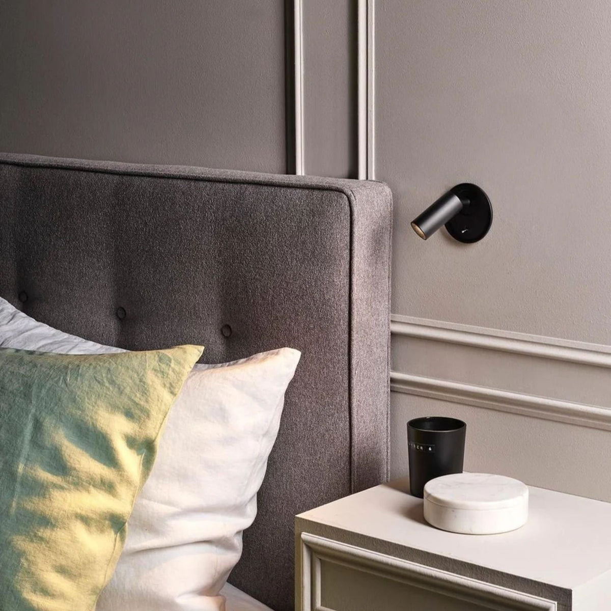 Verstellbare LED-Lesewandleuchte, schwarzes Metall, 12-Zoll-Schwenkarm für Nachttisch im Schlafzimmer, gerichtete Arbeitsleuchte, modernes Wandmodell | Thomler