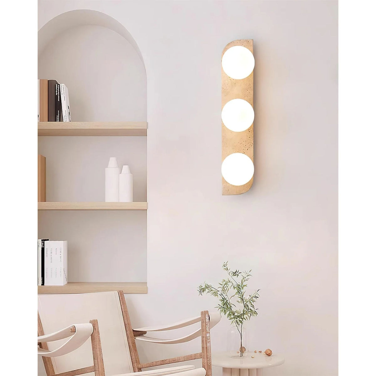 Wandleuchte aus Naturstein mit Glaskugel, G9-Fassung, beige, neutrales Ambiente-Licht für Eingangsbereich, Badezimmer, Schlafzimmer, modernes minimalistisches Wohndesign | Thomler