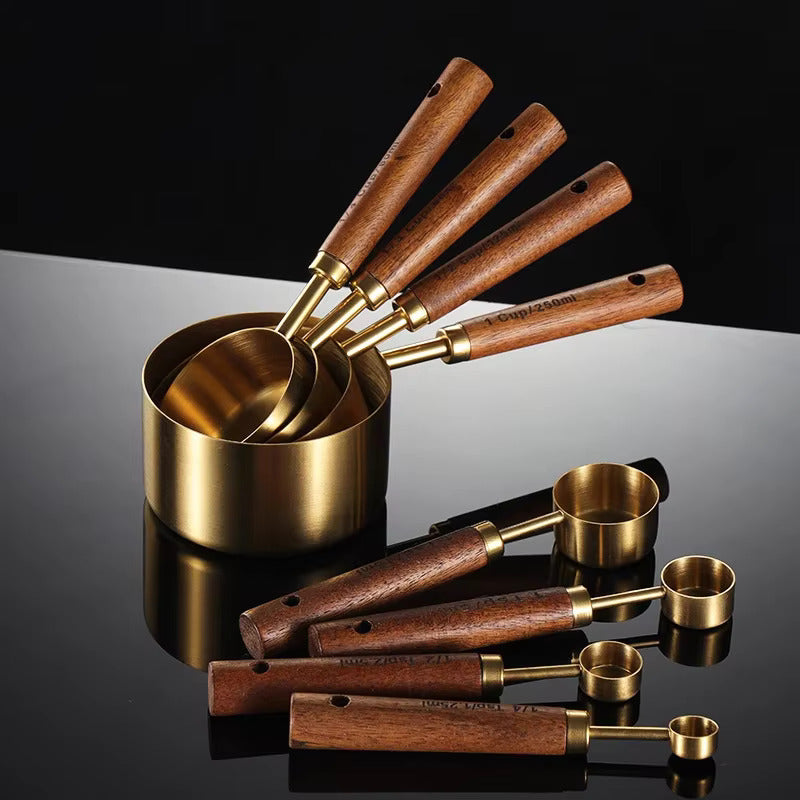 Messbecher- und Messlöffel-Set aus Edelstahl mit Eichenholzgriffen, 8-teiliges Küchen-Portionierwerkzeug zum Backen, Kochen, für Kaffee und zur Essensvorbereitung | Thomler