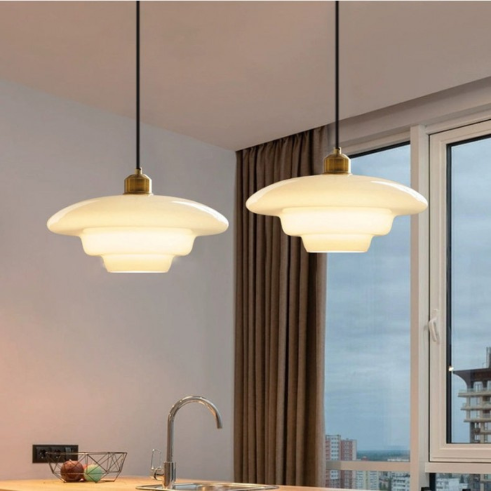 Gelaagde glazen hanglamp met messing frame in goud – 12-inch opvallende lamp voor eetkamers, slaapkamers & gangen – Plafondlamp in art-decostijl | Thomler