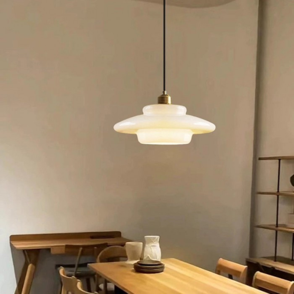 Gelaagde glazen hanglamp met messing frame in goud – 12-inch opvallende lamp voor eetkamers, slaapkamers & gangen – Plafondlamp in art-decostijl | Thomler