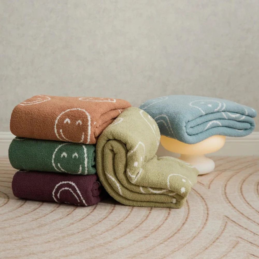 Happy Face Knit Throw Blanket – Soft Yellow Accent for Couch or Bed
