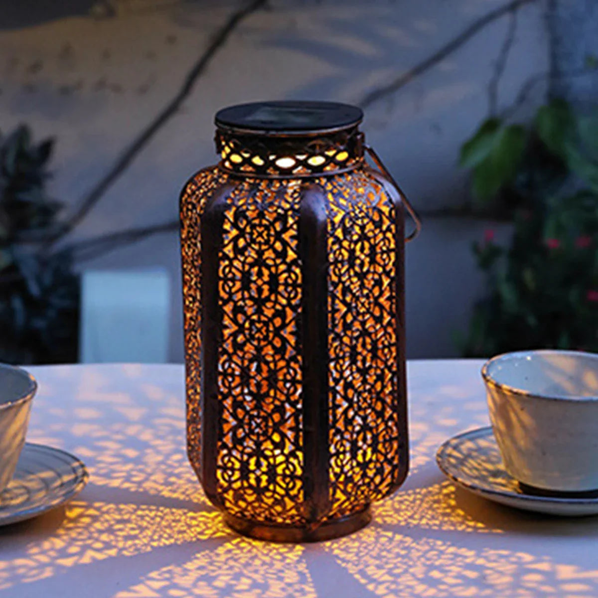 Door zonlicht opgeladen metalen tuinlantaarn met uitgesneden Marokkaans design voor verlichting op veranda, terras & in de tuin | Thomler