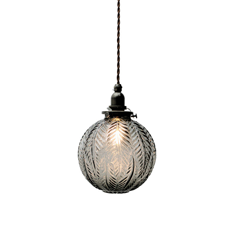 Hanglamp met één lichtpunt en geëtste glazen kap met verenmotief — Koloniaal geïnspireerd ontwerp voor keuken, eetkamer en entree