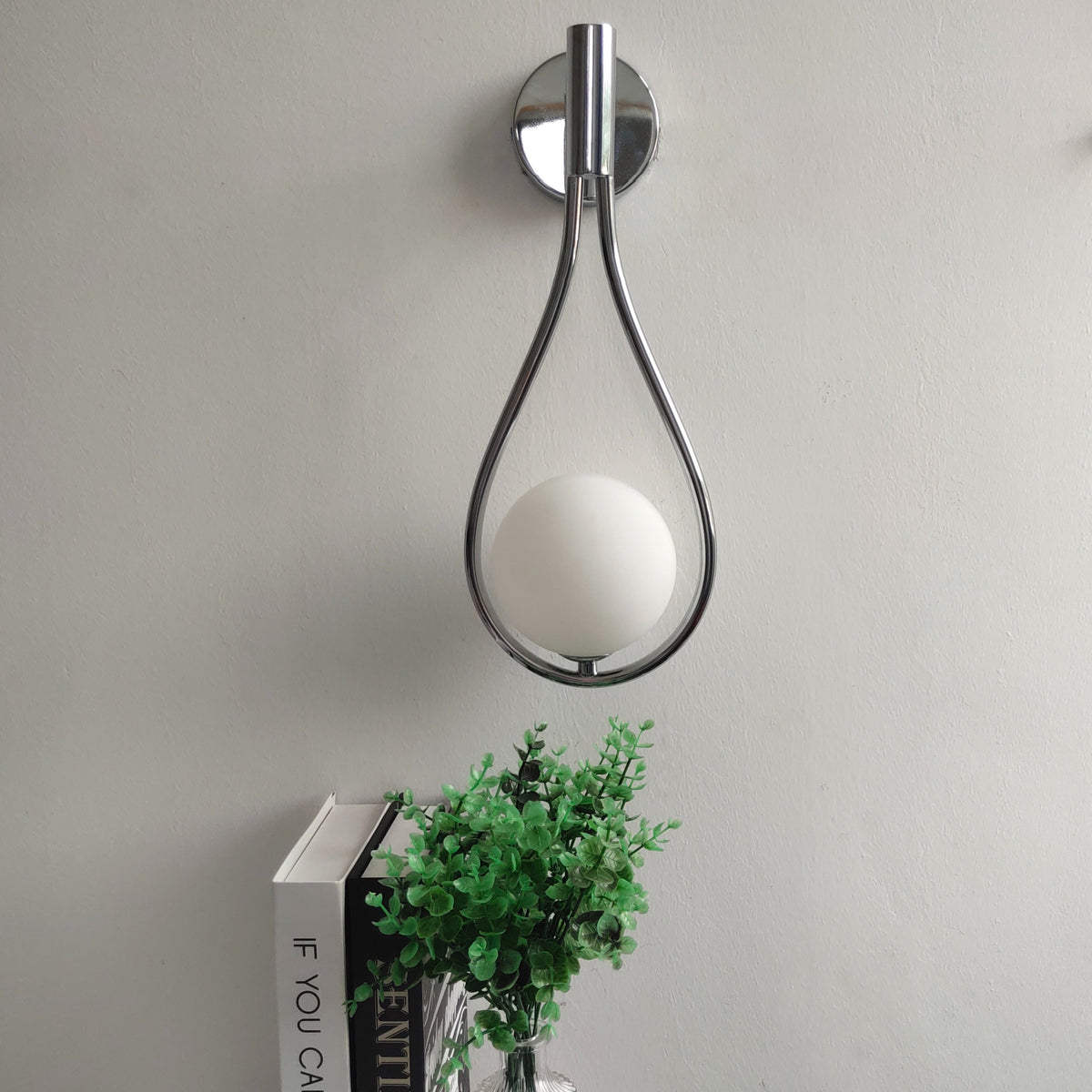 Metalen wandlamp met minimalistisch lineair ontwerp voor slaapkamer, woonkamer en hal – Modern Scandinavisch armatuur in zwart, goud | Thomler