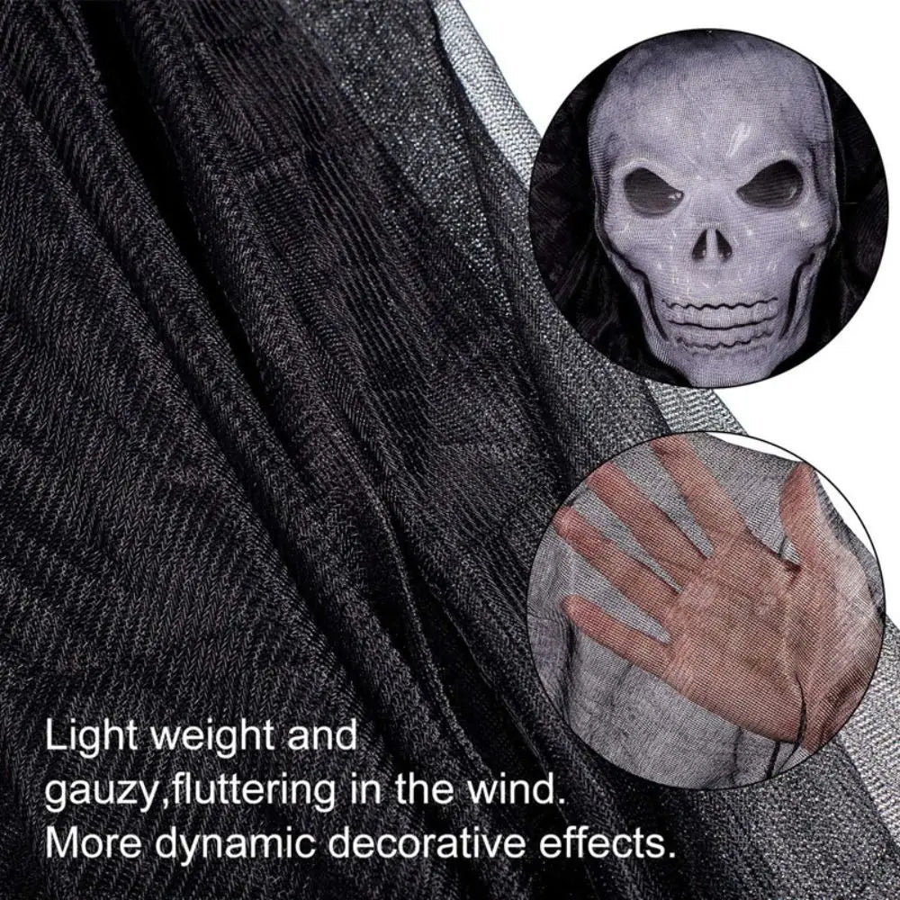 Buiten Halloween-spookdecoratie met skeletmasker