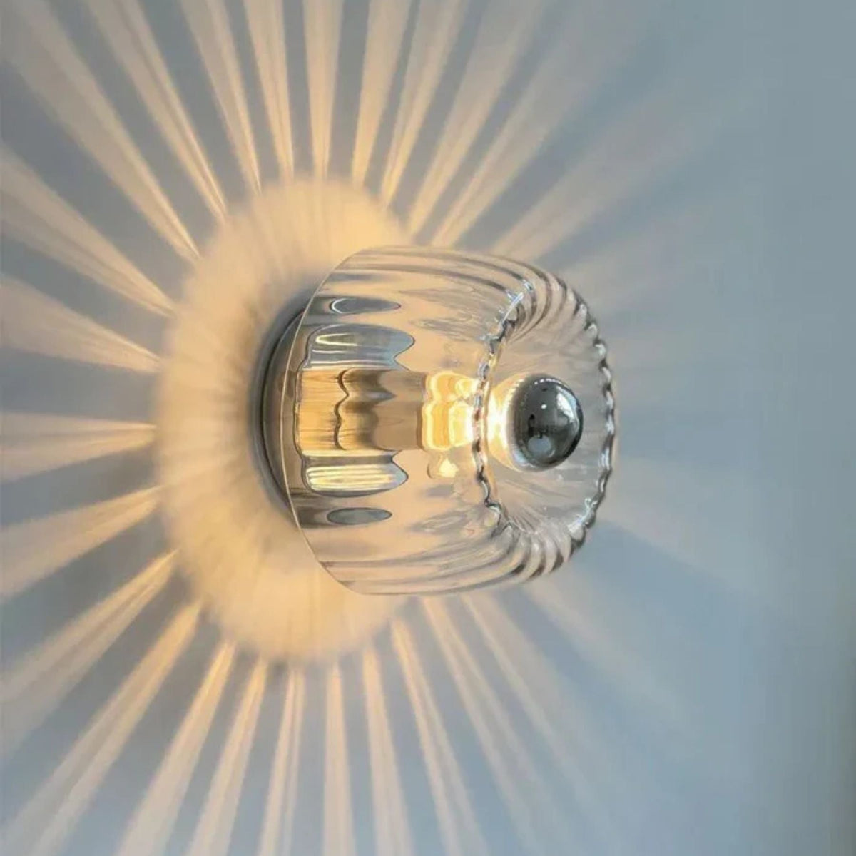 Geriffelte Wandleuchte, E14-Fassung, klarer Schirm, Metallrahmen, Nachttisch-Flur-Wandfluter, modernes, minimalistisches Ambient-Licht für Schlafzimmer, Eingangsbereich, Wohnzimmer | Thomler