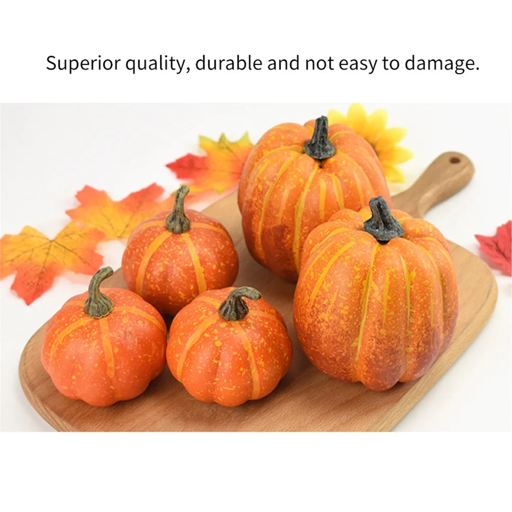 Realistische neppompoenen als Halloween-decoratie