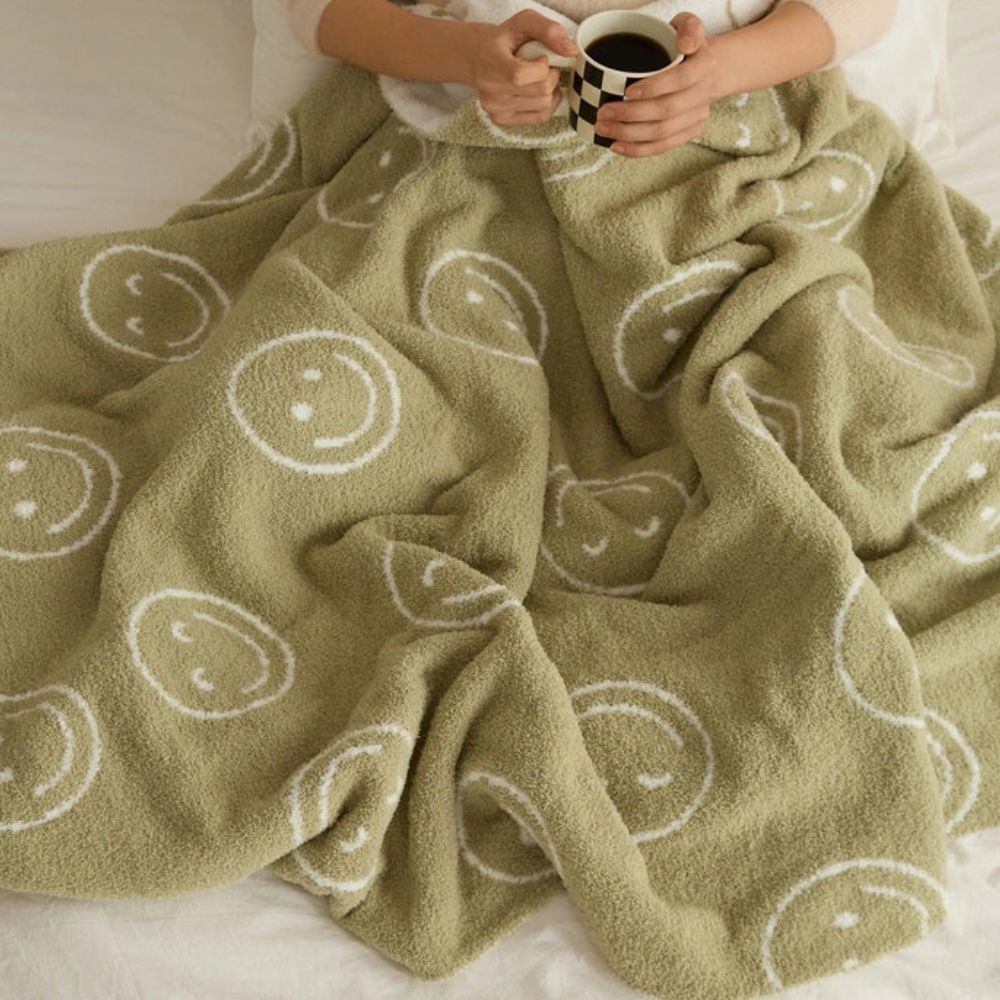 Happy Face Knit Throw Blanket – Soft Yellow Accent for Couch or Bed