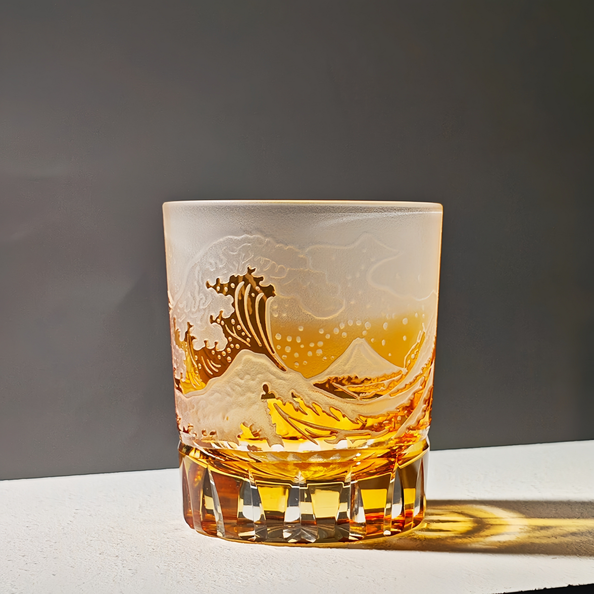 Vaso de whisky de cristal con diseño de ola japonesa y grabado del Monte Fuji en acabado dorado o azul, vaso tallado a mano en caja de regalo de madera para licores y bourbon | Thomler