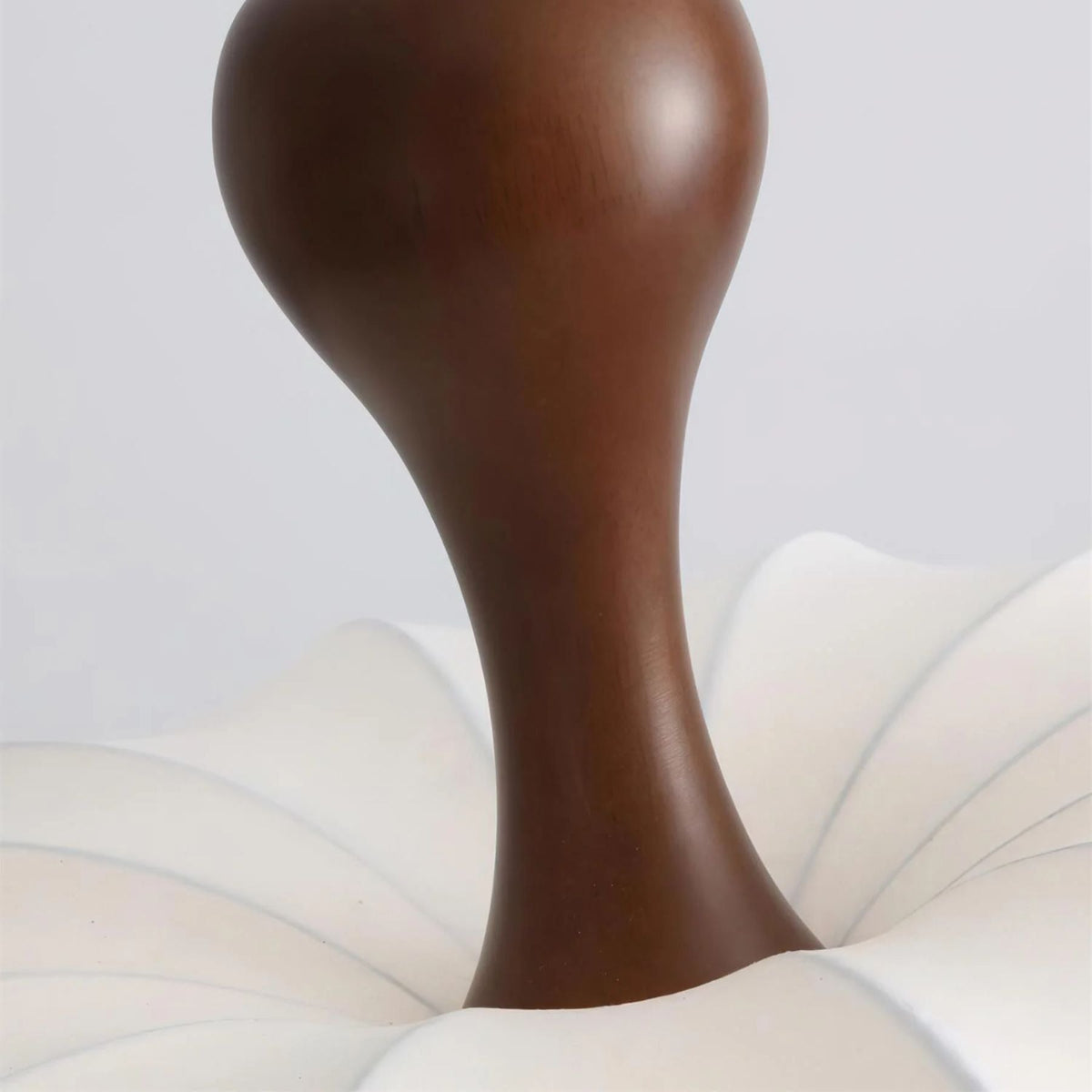 Stoffen hanglamp met houten accent voor eetkamer en keukeneiland – Zacht witte geplooide kap, modern minimalistisch armatuur | Thomler