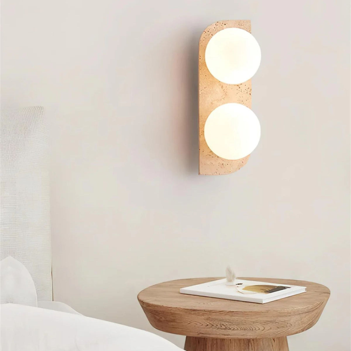 Wandleuchte aus Naturstein mit Glaskugel, G9-Fassung, beige, neutrales Ambiente-Licht für Eingangsbereich, Badezimmer, Schlafzimmer, modernes minimalistisches Wohndesign | Thomler