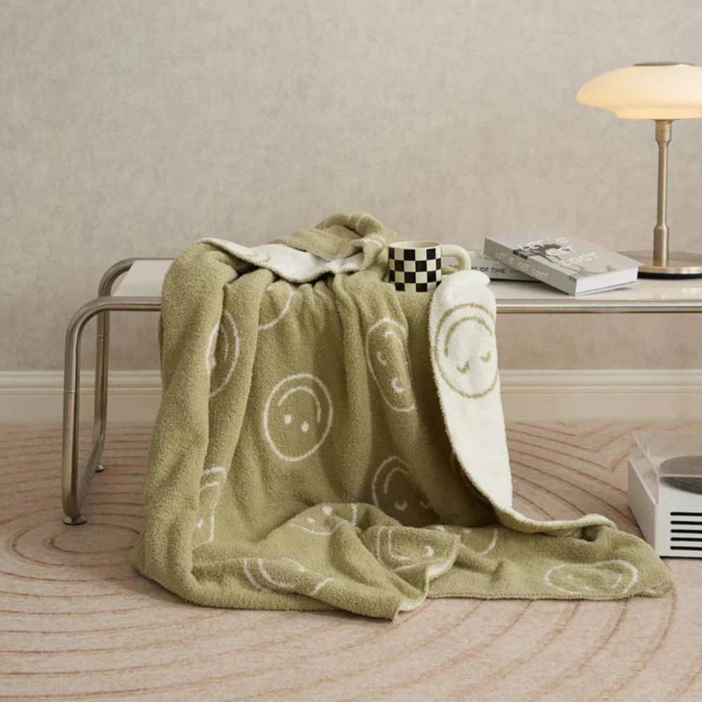 Happy Face Knit Throw Blanket – Soft Yellow Accent for Couch or Bed