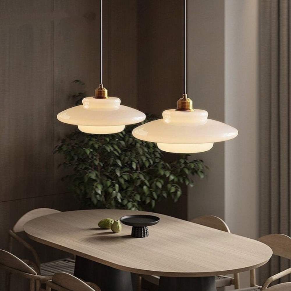 Gelaagde glazen hanglamp met messing frame in goud – 12-inch opvallende lamp voor eetkamers, slaapkamers & gangen – Plafondlamp in art-decostijl | Thomler