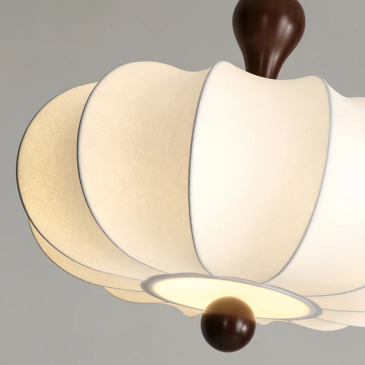 Stoffen hanglamp met houten accent voor eetkamer en keukeneiland – Zacht witte geplooide kap, modern minimalistisch armatuur | Thomler