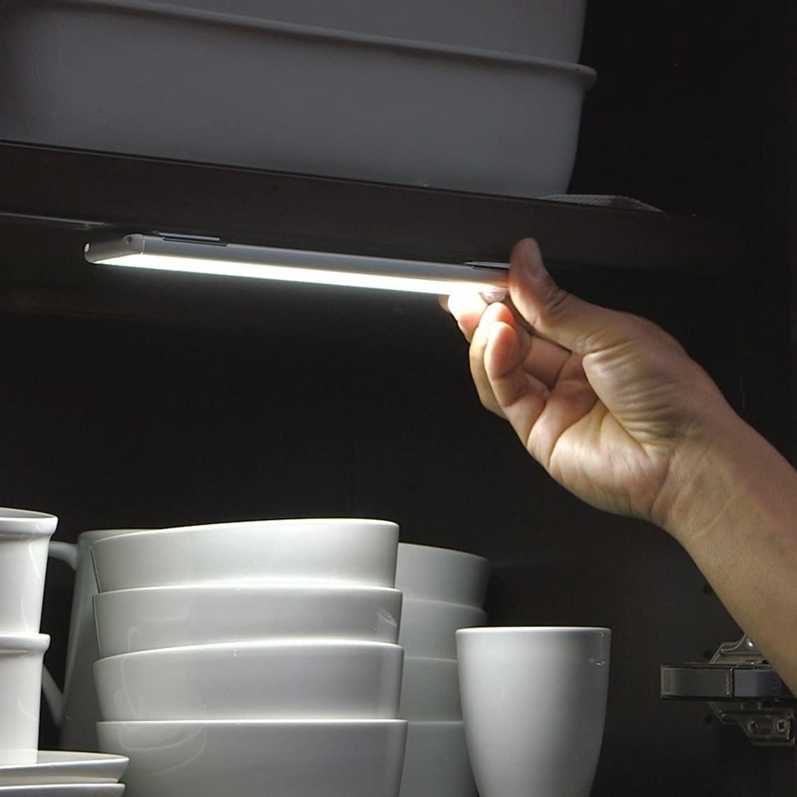 Luz LED recargable con sensor de movimiento para debajo de gabinetes: barra magnética delgada e inalámbrica con brillo y temperatura de color ajustables