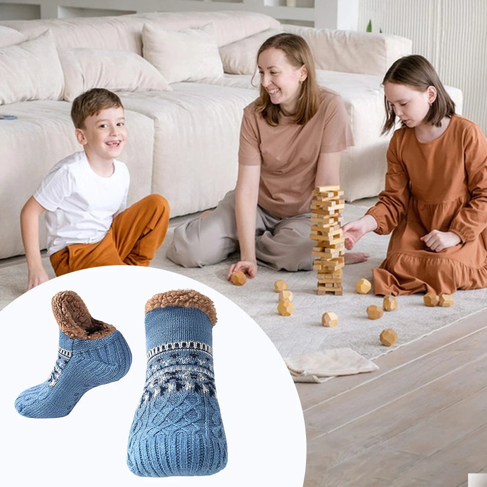Gestrickte Pantoffelsocken mit Fleecefutter