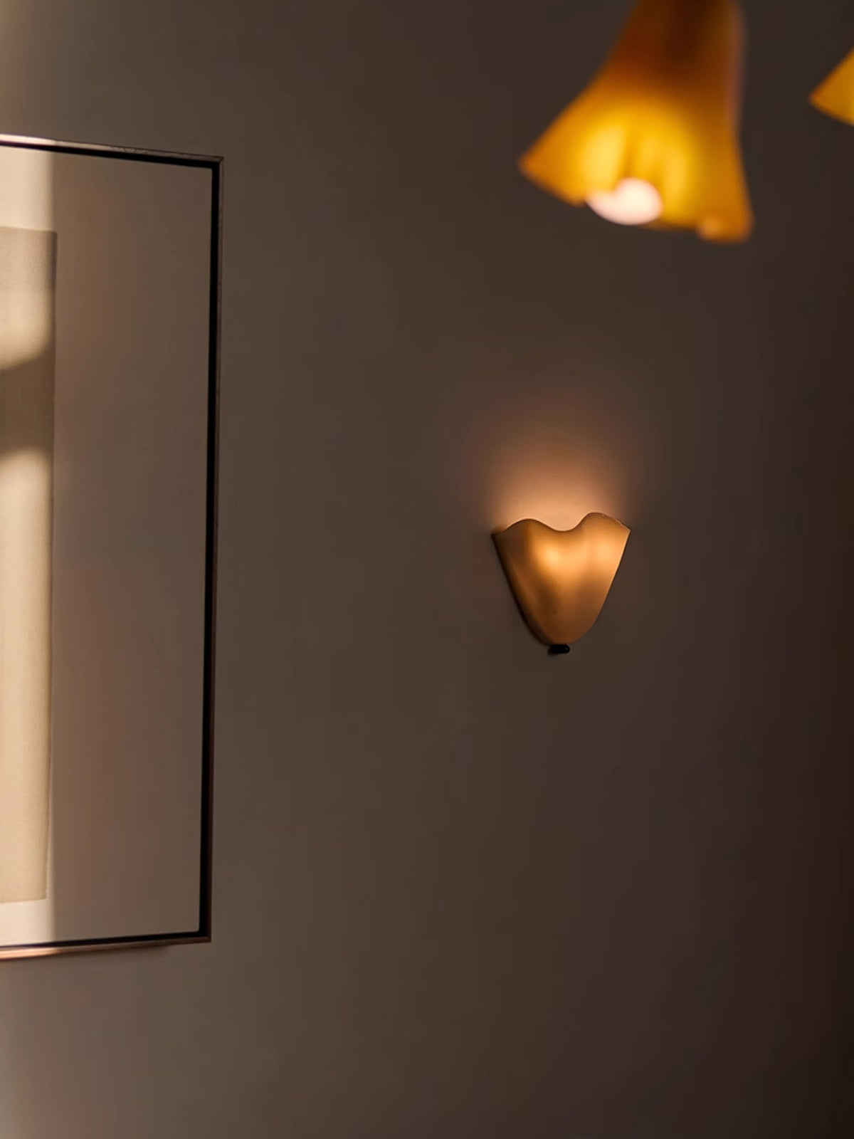 Aplique de pared para interiores con pantalla de vidrio escultural en tonos cálidos – Estructura metálica compatible con LED – Acento de pared para dormitorios, pasillos y salas de estar | Thomler