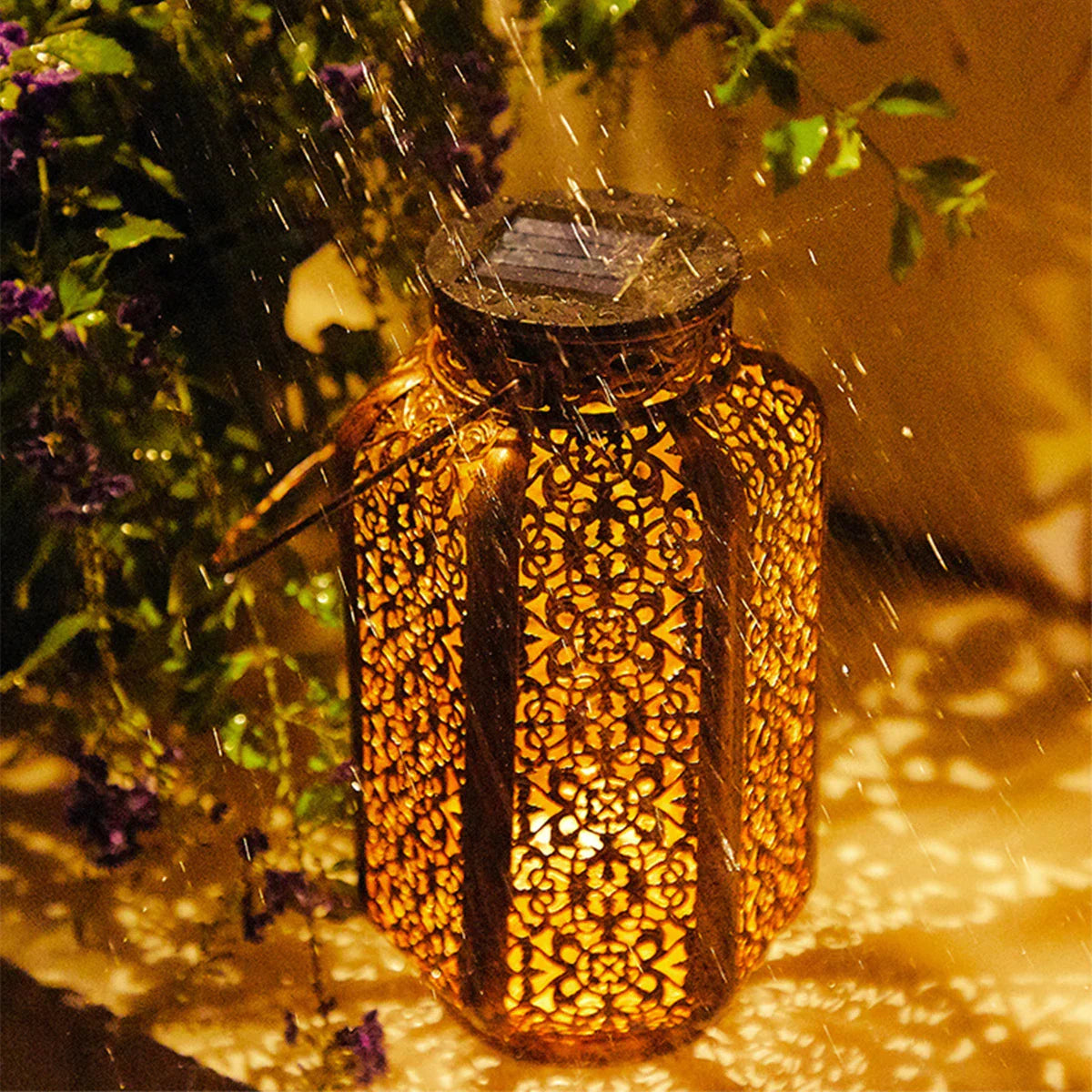 Door zonlicht opgeladen metalen tuinlantaarn met uitgesneden Marokkaans design voor verlichting op veranda, terras & in de tuin | Thomler