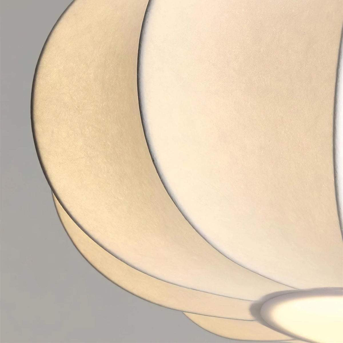 Stoffen hanglamp met houten accent voor eetkamer en keukeneiland – Zacht witte geplooide kap, modern minimalistisch armatuur | Thomler