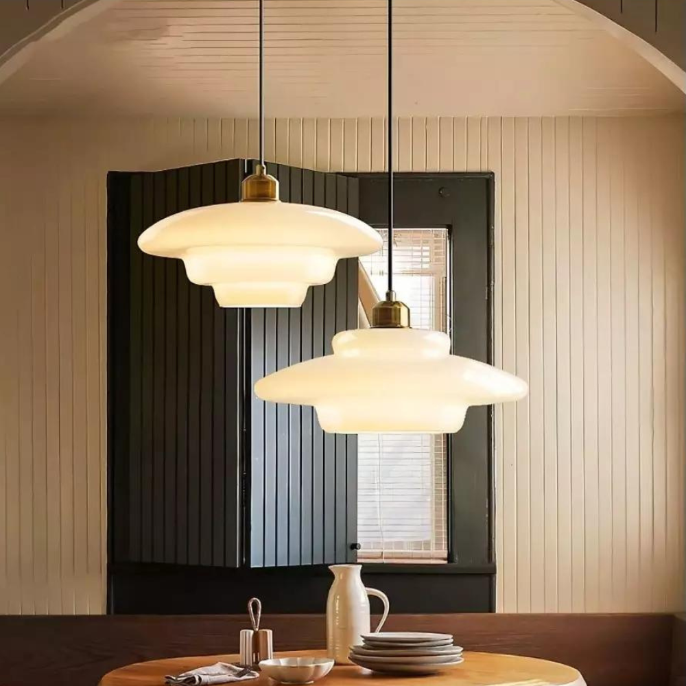 Gelaagde glazen hanglamp met messing frame in goud – 12-inch opvallende lamp voor eetkamers, slaapkamers & gangen – Plafondlamp in art-decostijl | Thomler