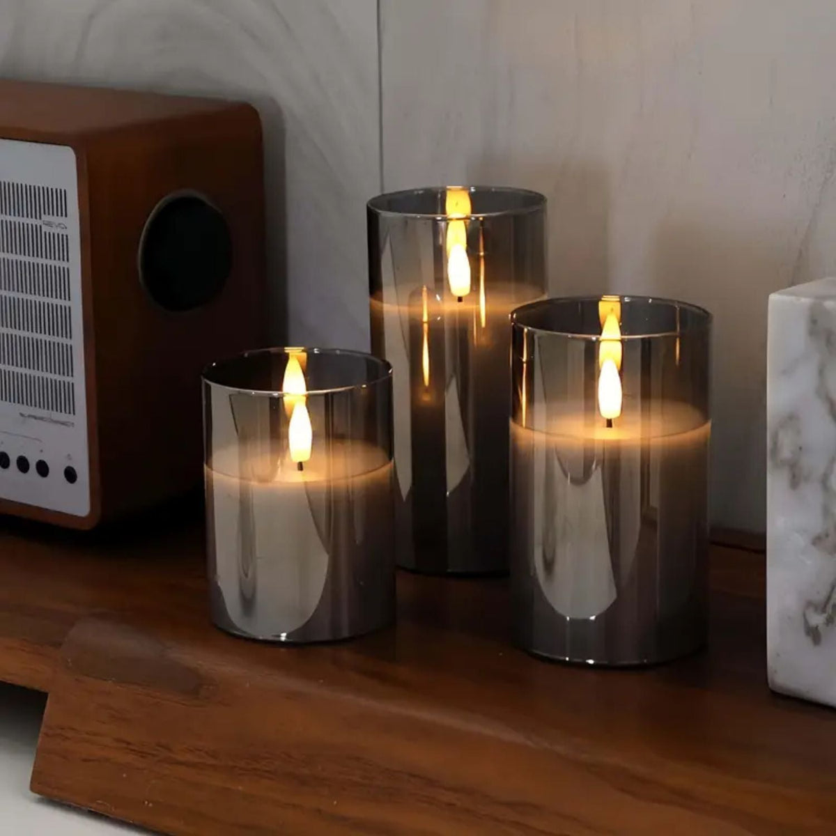 Fernbedienbare, flammenlose LED-Kerzen mit Rauchglas-Gehäuse für Wohn-, Schlaf- und Esszimmer | Thomler