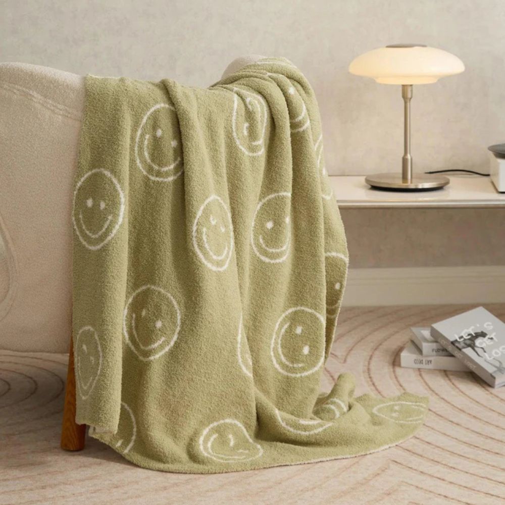 Happy Face Knit Throw Blanket – Soft Yellow Accent for Couch or Bed