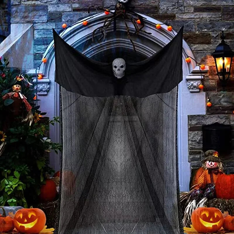 Buiten Halloween-spookdecoratie met skeletmasker