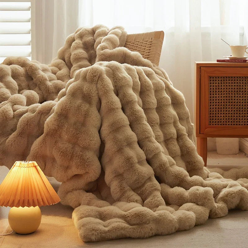 Plüschige Kunstfell-Wohndecke in neutralen Farbtönen für Sofa, Bett, Wohn- und Schlafzimmer | Thomler
