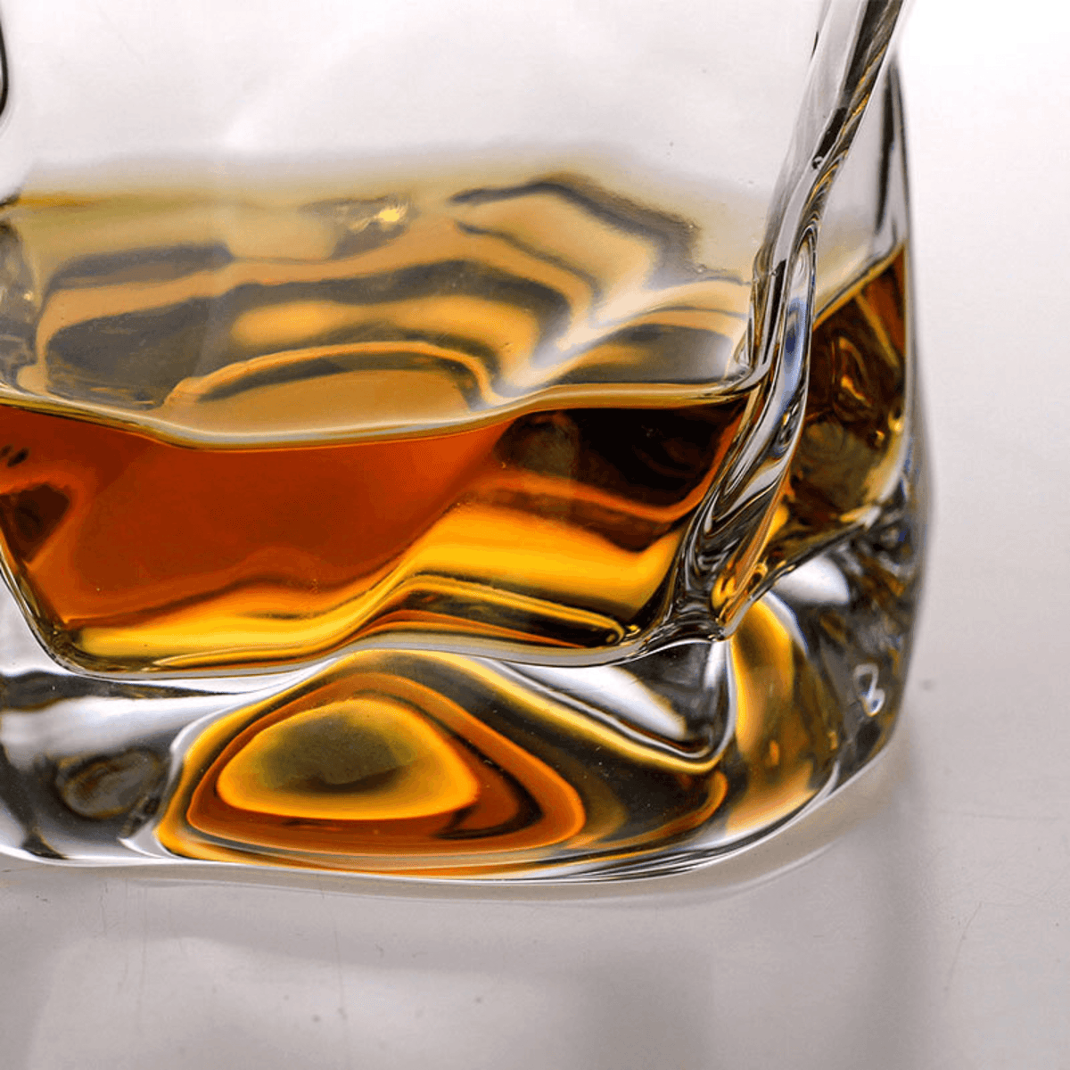 Handgeschliffener Whiskey-Tumbler aus Kristallglas mit traditionellem Facettenschliff für die Hausbar | Thomler