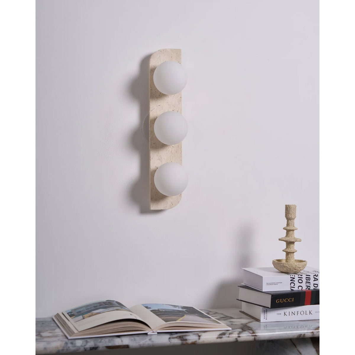 Wandleuchte aus Naturstein mit Glaskugel, G9-Fassung, beige, neutrales Ambiente-Licht für Eingangsbereich, Badezimmer, Schlafzimmer, modernes minimalistisches Wohndesign | Thomler
