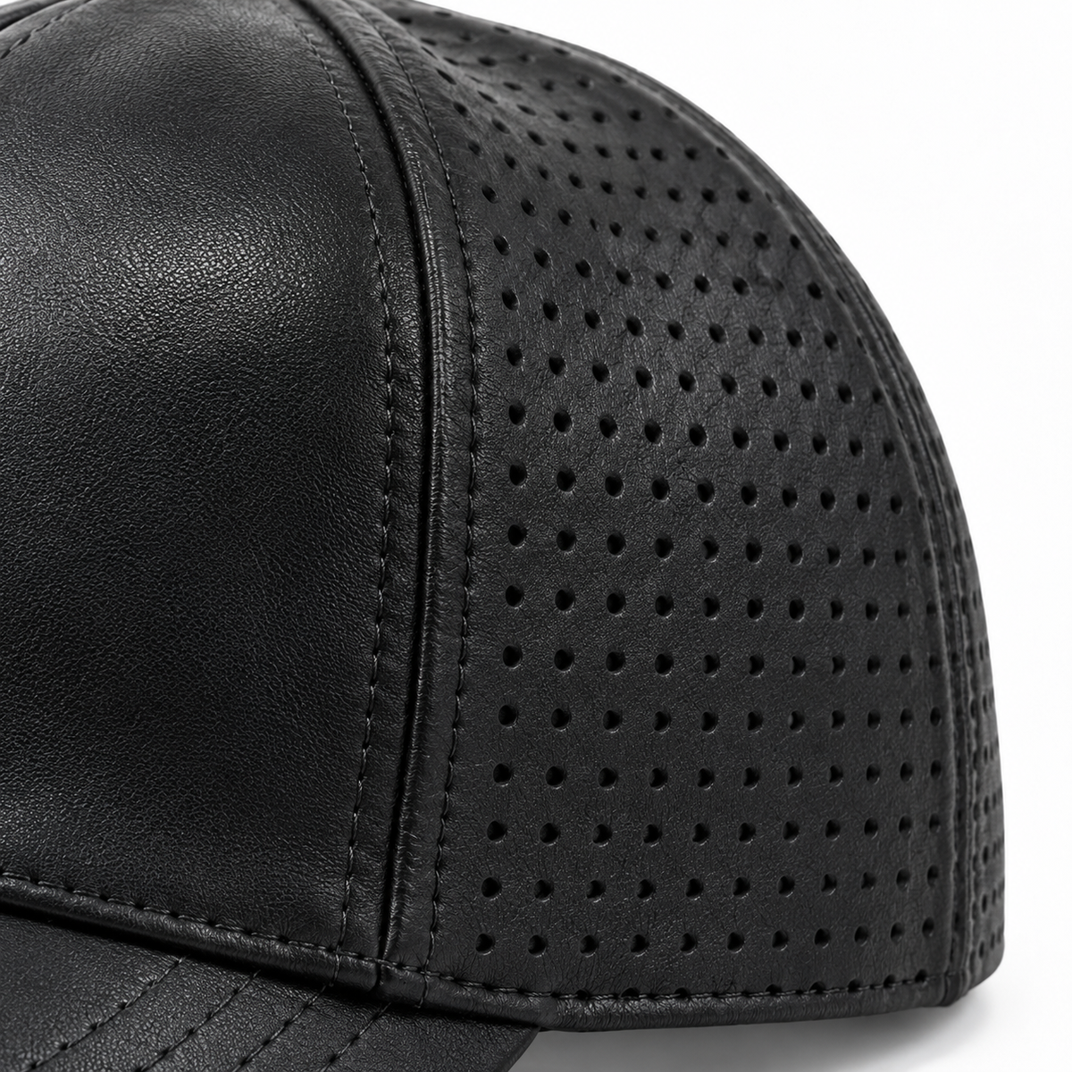 Perforierte Baseballkappe – Atmungsaktives veganes Leder in Schwarz