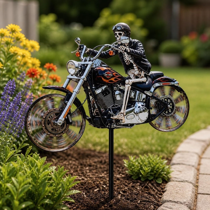 Skelet-motorfiets windspinner met grondpen voor in de tuin