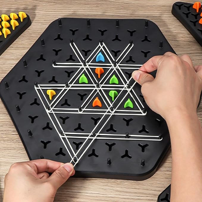 Triangle Strategy Brettspiel für Kinder & Erwachsene – Räumliches Denkspiel mit Stiften & Gummibändern für den Familien-Spieleabend