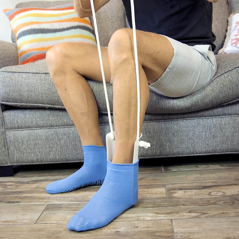 Anziehhilfe für Strümpfe mit gebogener Schale und verlängerten Griffen für das Ankleiden im Sitzen