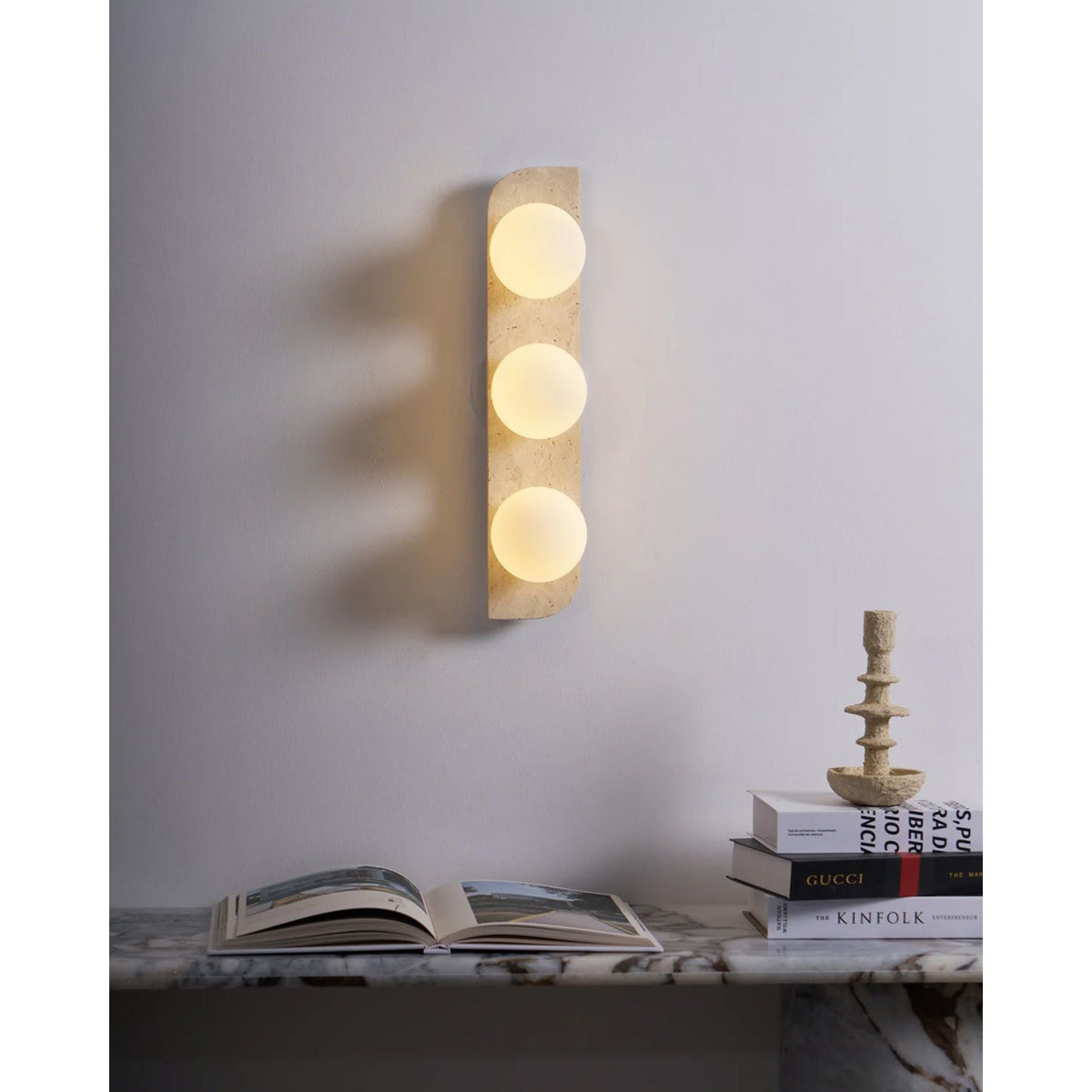 Wandleuchte aus Naturstein mit Glaskugel, G9-Fassung, beige, neutrales Ambiente-Licht für Eingangsbereich, Badezimmer, Schlafzimmer, modernes minimalistisches Wohndesign | Thomler