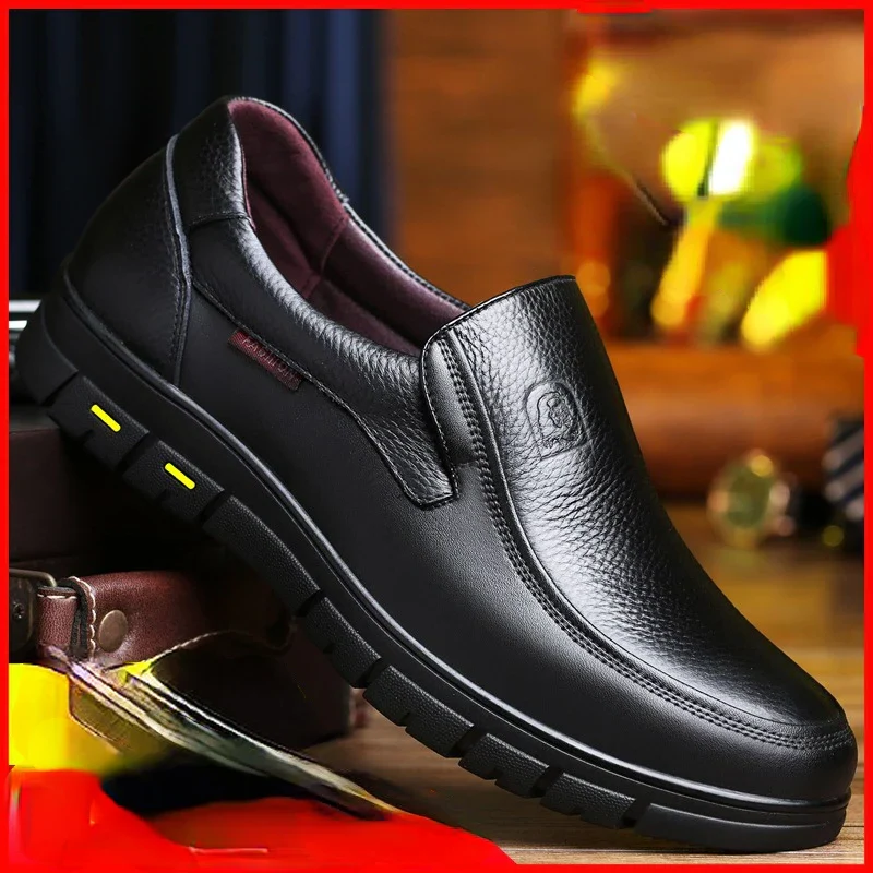Herren-Slipper mit flacher Sohle und atmungsaktivem Obermaterial aus Rindsleder