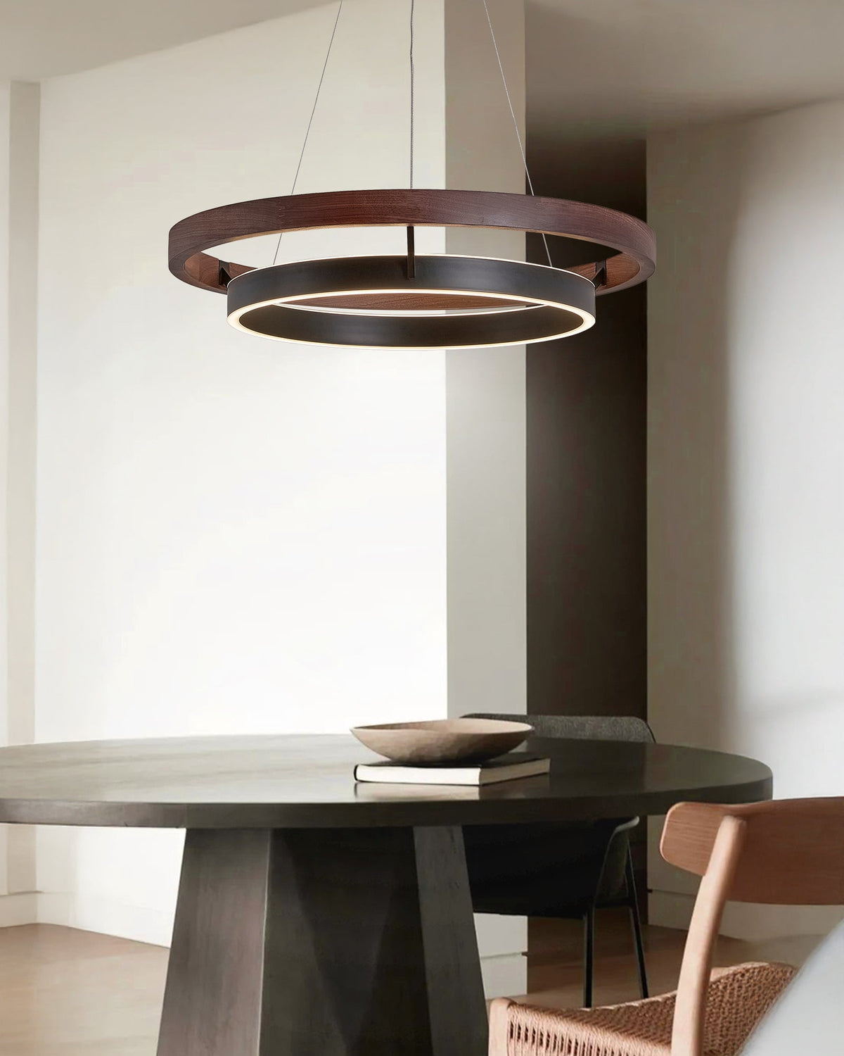 Runder Kronleuchter aus Holz mit LED-Beleuchtung, 60-120 cm höhenverstellbar, Deckenleuchte im Landhausstil für Esszimmer und Kücheninsel | Thomler