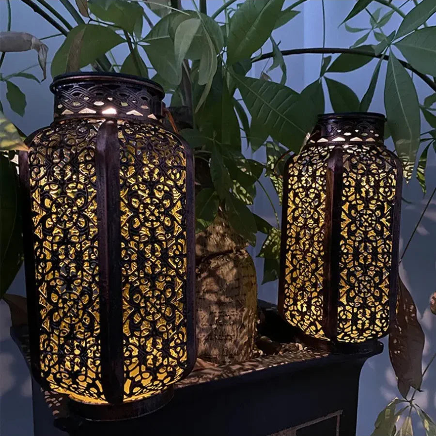 Door zonlicht opgeladen metalen tuinlantaarn met uitgesneden Marokkaans design voor verlichting op veranda, terras & in de tuin | Thomler