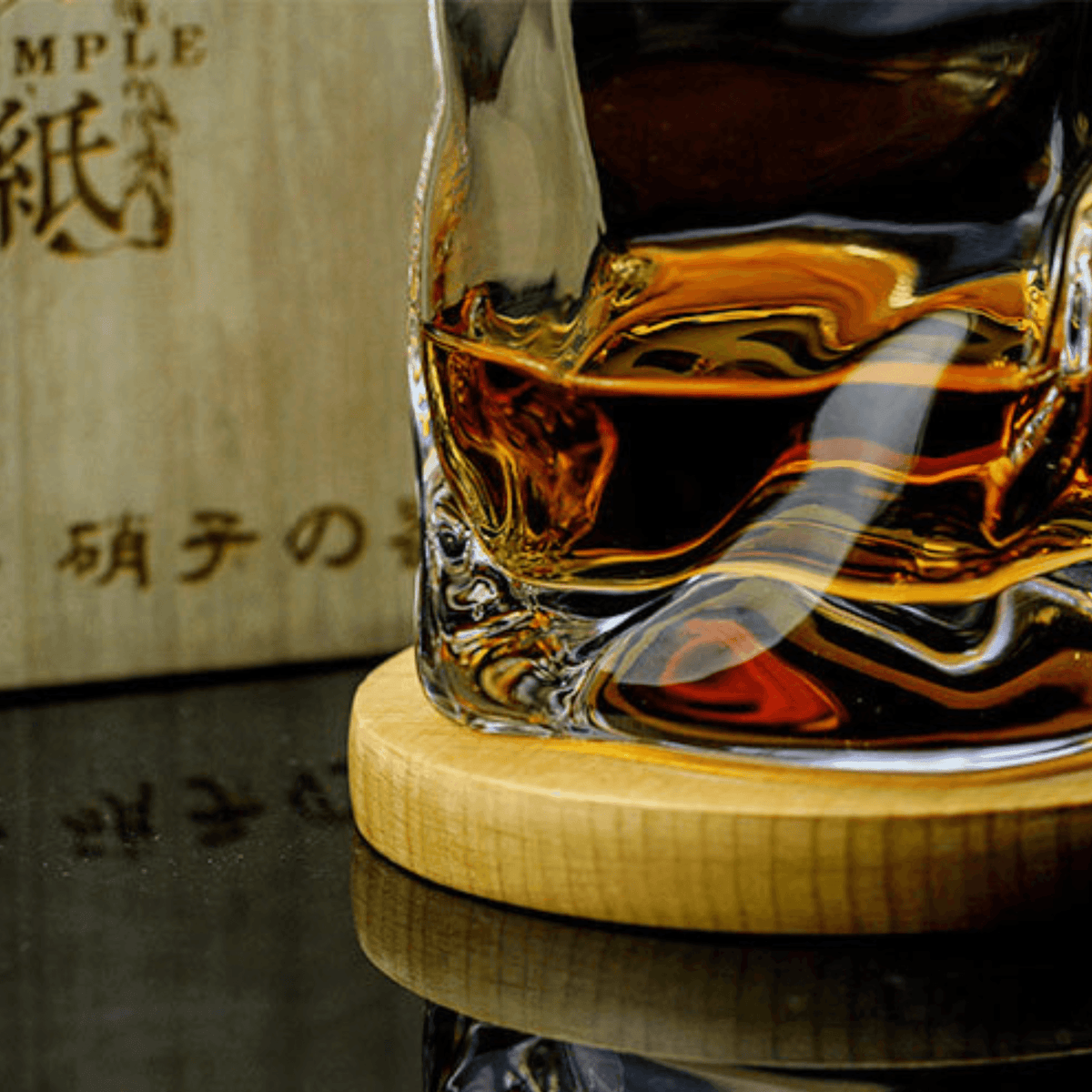 Handgeschliffener Whiskey-Tumbler aus Kristallglas mit traditionellem Facettenschliff für die Hausbar | Thomler